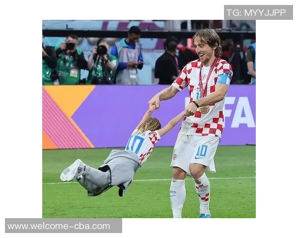 莫德里奇提前下班全场欢呼与阿莱格里温情拥抱瞬间回顾 莫德里奇提前下班全场欢呼与阿莱格里温情拥抱瞬间回顾