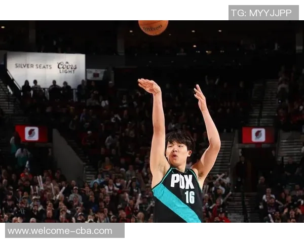 杨瀚森在比赛中表现出色5个篮板彰显进步队友却未能及时传球助力